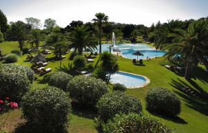 Jardines del hotel La Bobadilla, en Loja (Granada). Jardines del hotel La Bobadilla, en Loja (Granada).