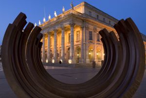 Escultura de Bernar Venet enfrente del Gran Teatro de Burdeos (Francia).