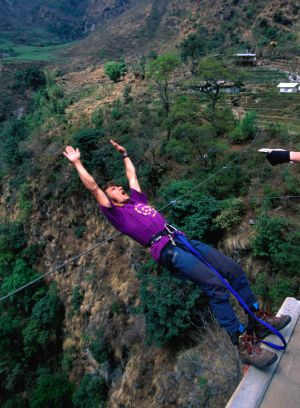 'Puenting' de 160 metros sobre la garganta de Bhote Kosi, en Nepal, cerca de la frontera con Tíbet.