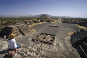La Calzada de los Muertos vista desde la pirámide de la Luna, en Teotihuacán, en las cercanías de Ciudad de México