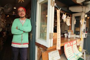 Un local para tomar café y zumos orgánicos en el barrio de Hongdae, Seúl.