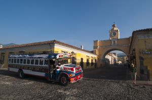 Un 'chicken bus', los típicos autobuses en Antigua (Guatemala).