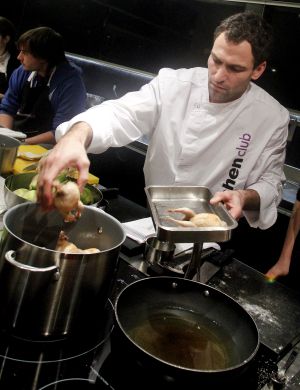 El cocinero Darío Barrio en un curso de cocina de Kitchen Club.