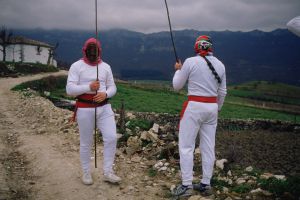Los mamuxarros de Unanua se cubren con una máscara. Los mamuxarros de Unanua se cubren con una máscara.