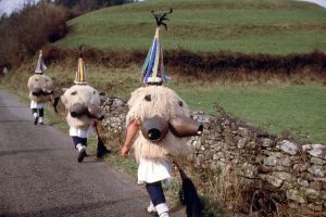 Los joaldunak en su marcha entre los pueblos de Ituren y Zubieta. Los joaldunak en su marcha entre los pueblos de Ituren y Zubieta.