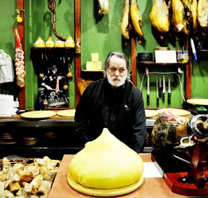 Pepón Vázquez tras la barra de O Secreto, en A Coruña. Pepón Vázquez tras la barra de O Secreto, en A Coruña.