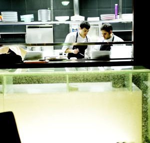 Comedor y cocina de Alborada, en A Coruña. Comedor y cocina de Alborada, en A Coruña.