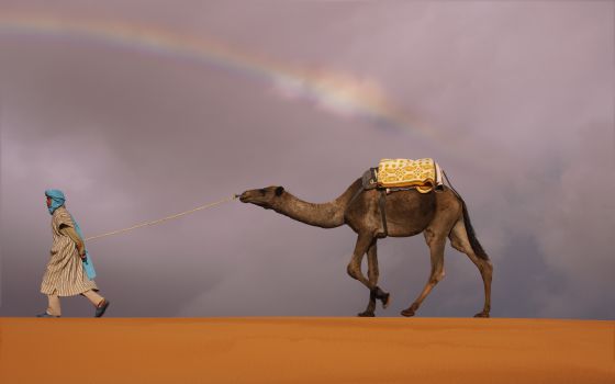 Un tuareg en la duna de Erg Chebbi, junto a Merzouga, al sureste de Marruecos.