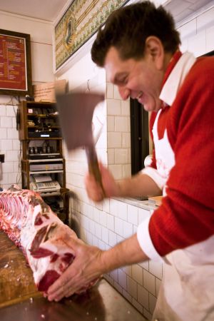 Dario Cecchini, locuaz gurú y poeta de la carne toscana, en su tienda de Panzano.