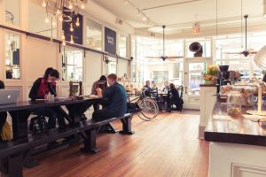 Heritage Bicycles es un café, taller y tienda de bicicletas en el barrio de Lakeview de Chicago.