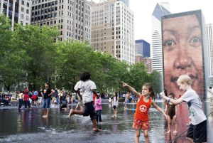 La fuente del artista catalán Jaume Plensa en el Millennium Park de Chicago proyecta las caras de ciudadanos anónimos de la ciudad estadounidense.
