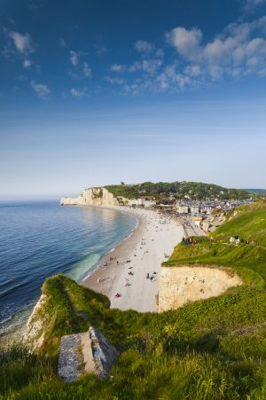 Playa de la ciudad de Etreta, en la Costa de Alabastro, en Normandía (Francia).