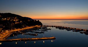 Vistas del puerto de Agropoli al atardecer.