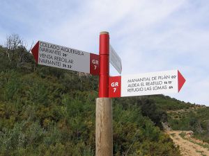 Cartel del GR7, que une Tarifa con Andorra y se convierte luego en el GR E-4 que lleva hasta Grecia.