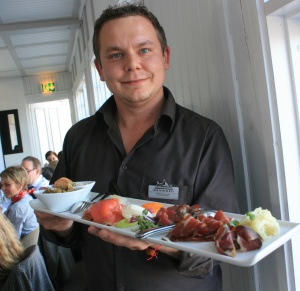 Comer en una pequeña isla de Helsinki