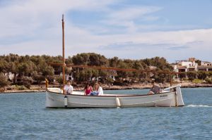 Paseo en 'llaut', la típica barca mallorquina.