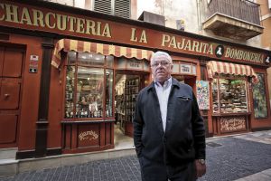 Javier Mulet delante de La Pajarita, en Palma de Mallorca.