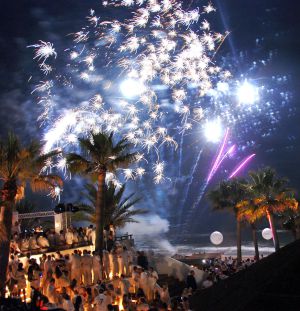 Fuegos artificiales en una de las fiestas de Nikki Beach, en Marbella.