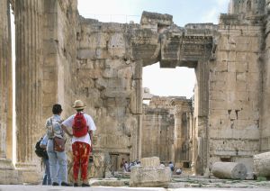 Turistas en el templo de Baco en Baalbek (Líbano). Turistas en el templo de Baco en Baalbek (Líbano).