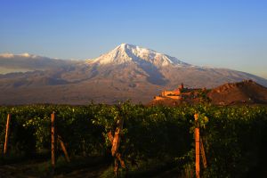 El monasterio de Khor Virab con el monte Ararat al fondo, en Armenia. El monasterio de Khor Virab con el monte Ararat al fondo, en Armenia.