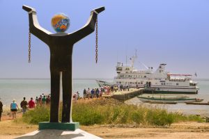 Estatua en Jufureh, en Gambia. Estatua en Jufureh, en Gambia.