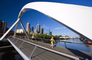 Puente peatonal sobre el río Yarra en la ciudad australiana de Melbourne.