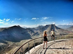 Una pareja en el mirador de la Degollada de las Yeguas, en Gran Canaria.