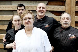Mari Campoamor (centro) y Rufo Soria (derecha) con su hijo y los empleados del local.