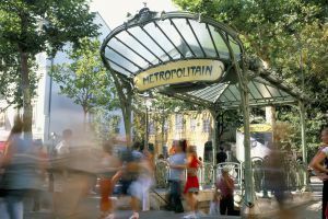 Entrada de la estación de metro de Abbesses, en el barrio de Montmartre, en París.