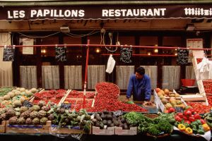 Puesto de frutas y verduras en el Marché Mouffetard de París.