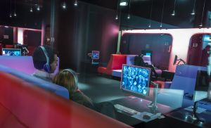 Dos visitantes en la sala de proyecciones individuales del Forum des Images, en París.