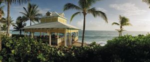 Un bar tropical en una playa de Isla Paraíso, en Bahamas.