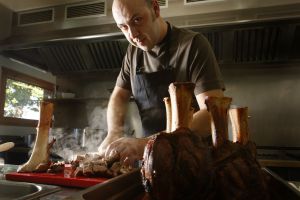 El chef Oriol Rovira cocinando en el hotel rural barcelonés Els Casals. El chef Oriol Rovira cocinando en el hotel rural barcelonés Els Casals.