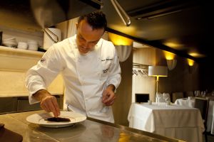 Iván Domínguez, en Casa Marcelo (Santiago de Compostela), preparando el plato sardinas del día marinadas, asadas y ahumadas. Iván Domínguez, en Casa Marcelo (Santiago de Compostela), preparando el plato sardinas del día marinadas, asadas y ahumadas.