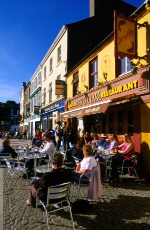 Terraza veraniega en Clifden, en Connemara (Irlanda).