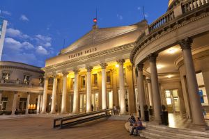 La fachada del teatro Solís.