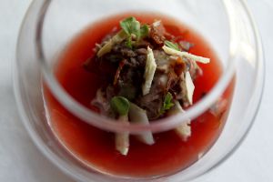 Plato de morrillo de atún con jugo natural de tomate.