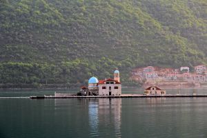 Iglesia de Nuestra Señora de las Rocas en la bahía de Kotor, Montenegro.
