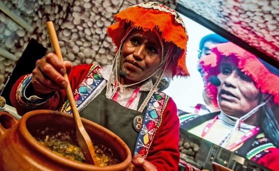 Cocinera ayacuchana en Mistura 2012.