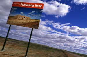 Cartel donde arrancan los 615 kilómetros de la Oodnadatta Track.