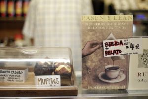 Dulces y café en la barra del café librería La Fugitiva, en Madrid. Dulces y café en la barra del café librería La Fugitiva, en Madrid.