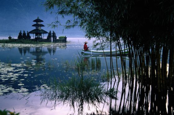 El templo de Ulún Danu en el lago Bratán (isla de Bali, Indonesia)