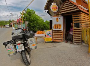 Puesto de venta de pan al borde de una carretera en Georgia.