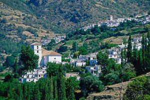 El Pueblo granadino de Bubión visto de lejos, con el caserío de Capileira al fondo.