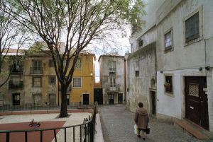 Puerta del Tejo Bar, a la derecha, en Beco do Vigário, Alfama (Lisboa).