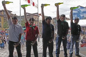 Concurso de escanciadores durante el Festival de la Sidra, en Nava.