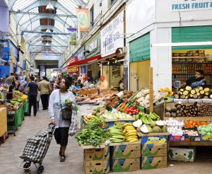 Puesto de frutas en el mercado de Brixton (Londres).