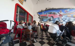 El comedor, tronas y carritos incluidos, del restaurante Be Bop a Lula, en Majadahonda (Madrid).