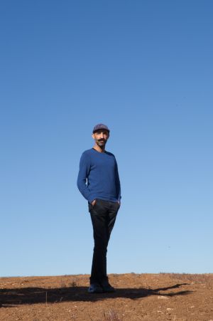 El escritor Jesús Carrasco, en pose quijotesca.