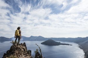 Ruta senderista alrededor de Crater Lake, en Oregon (EE UU).